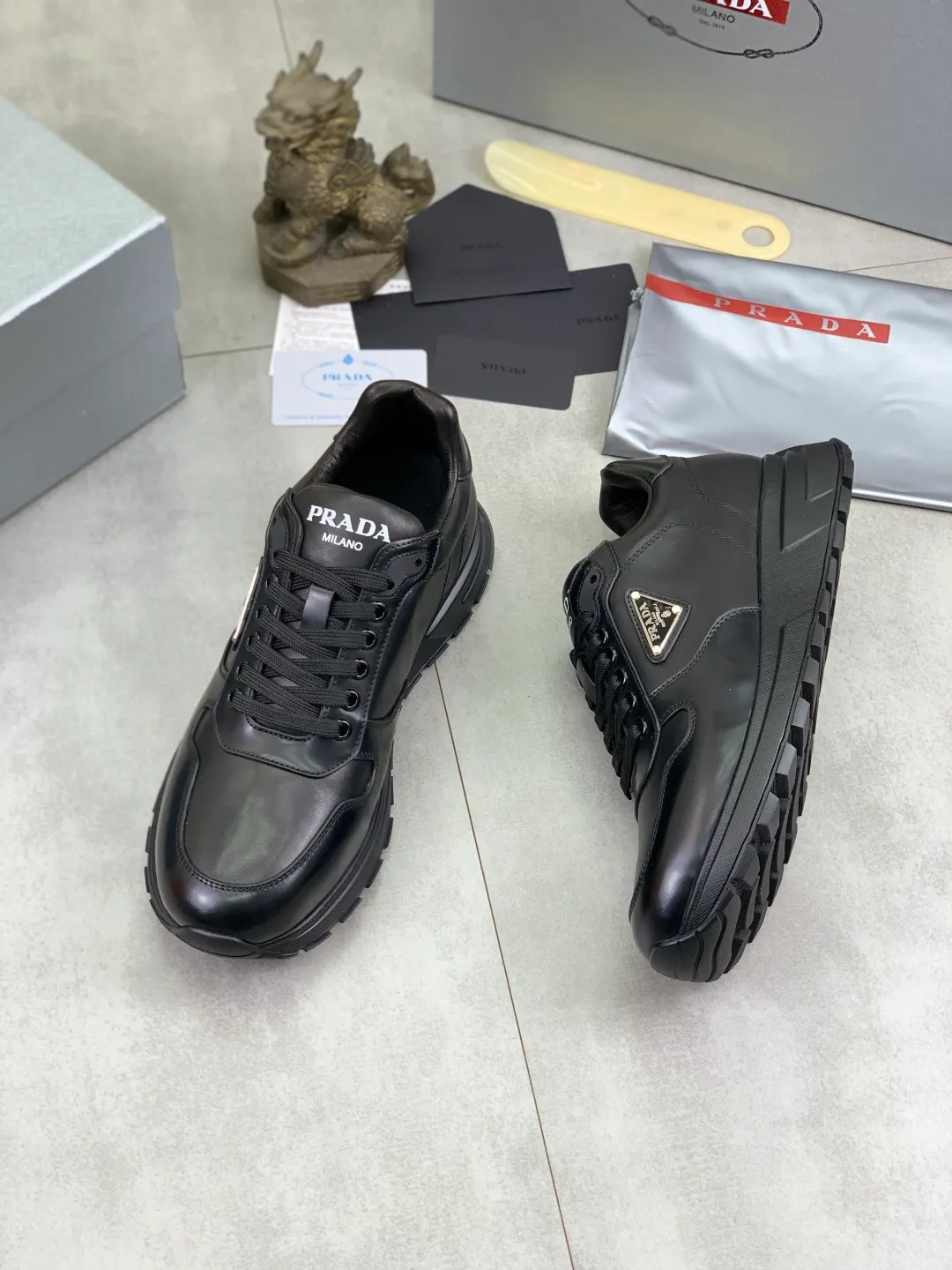 Men's shoes 💰P580💰 [New style] High version official website popular models are on the market, 🆘 The trendy brand (Prada) mainly promotes popular models, avant-garde and versatile fashionable men's shoes private version mold opening, cowhide surface splicing 1:1 replica... Fashion is simple, original imported cowhide and lining cowhide feet; the atmosphere and personality are more fashionable, eye-catching and pursuing class. It will subvert the old idea and be with you to spend time with you. A must-have for fashionistas! Must keep for yourself ! High-end comfort, high-end quality workmanship. Size: 38-45; multiple colors available.